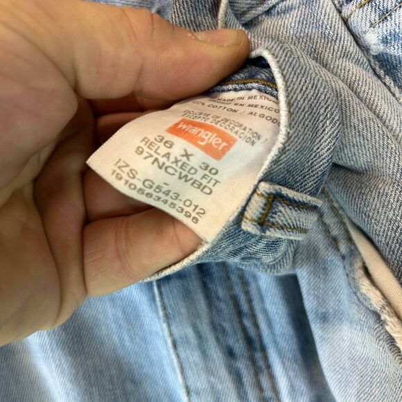 Wrangler Relaxed Fit Jeans Men’s Size 36x30 Blue Light Wash Distressed Denim - Picture 6 of 10